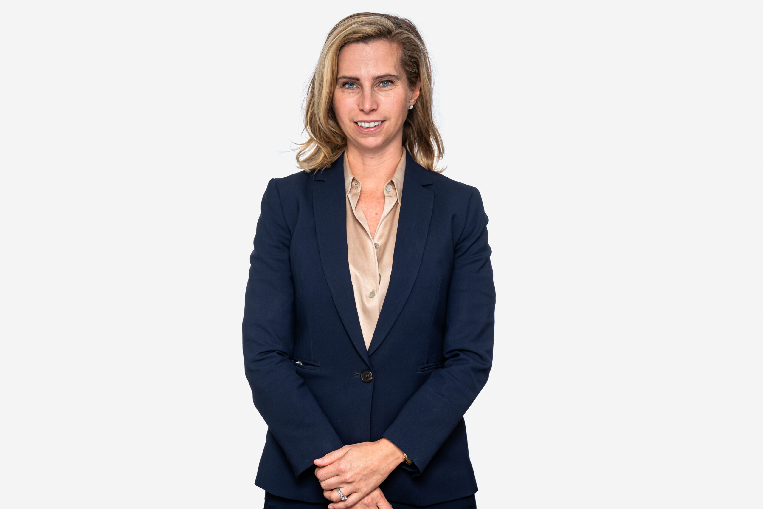 "Jenny Stenesjö står på scen och talar under ett evenemang."