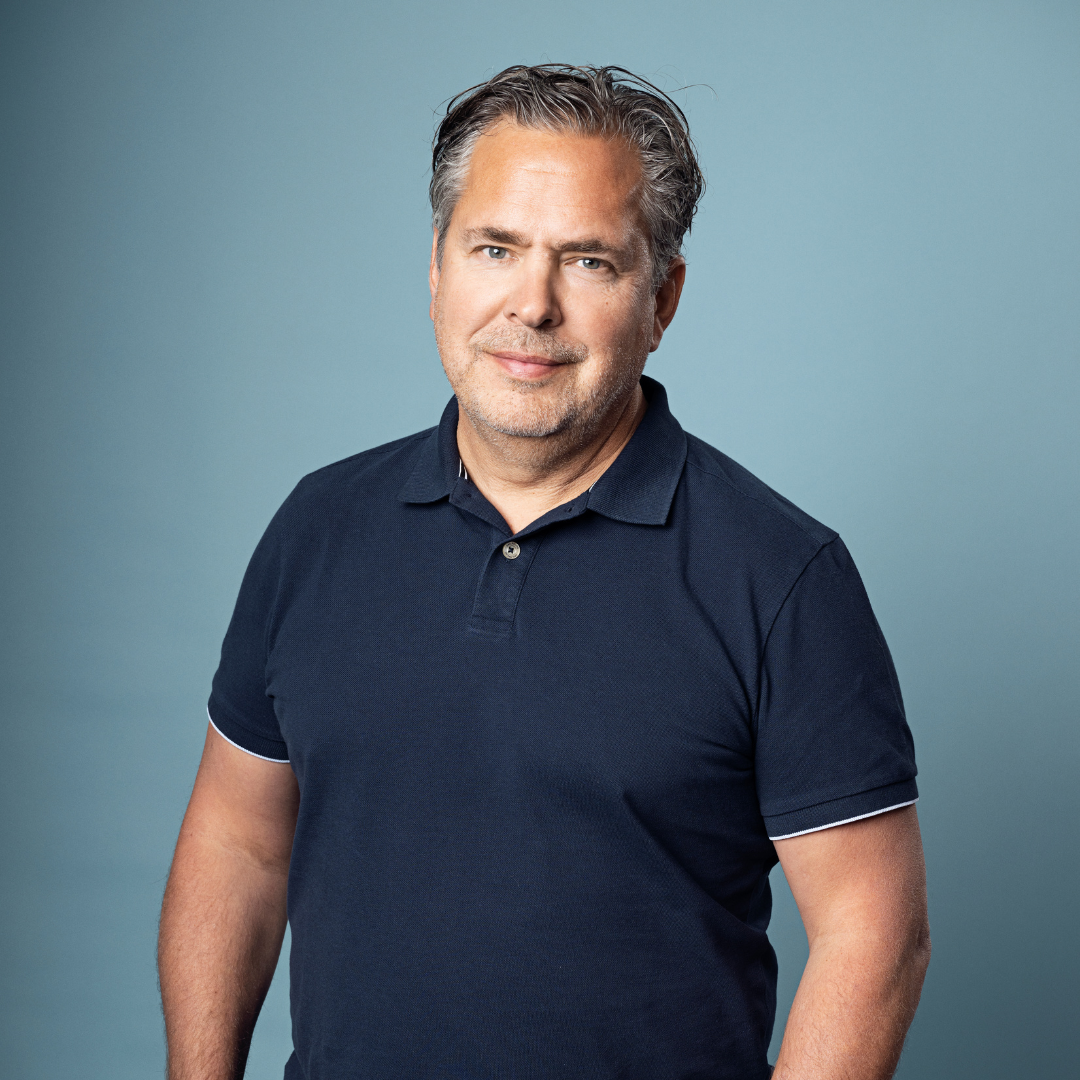 "Pär Svärdson står på scen och talar under ett evenemang."