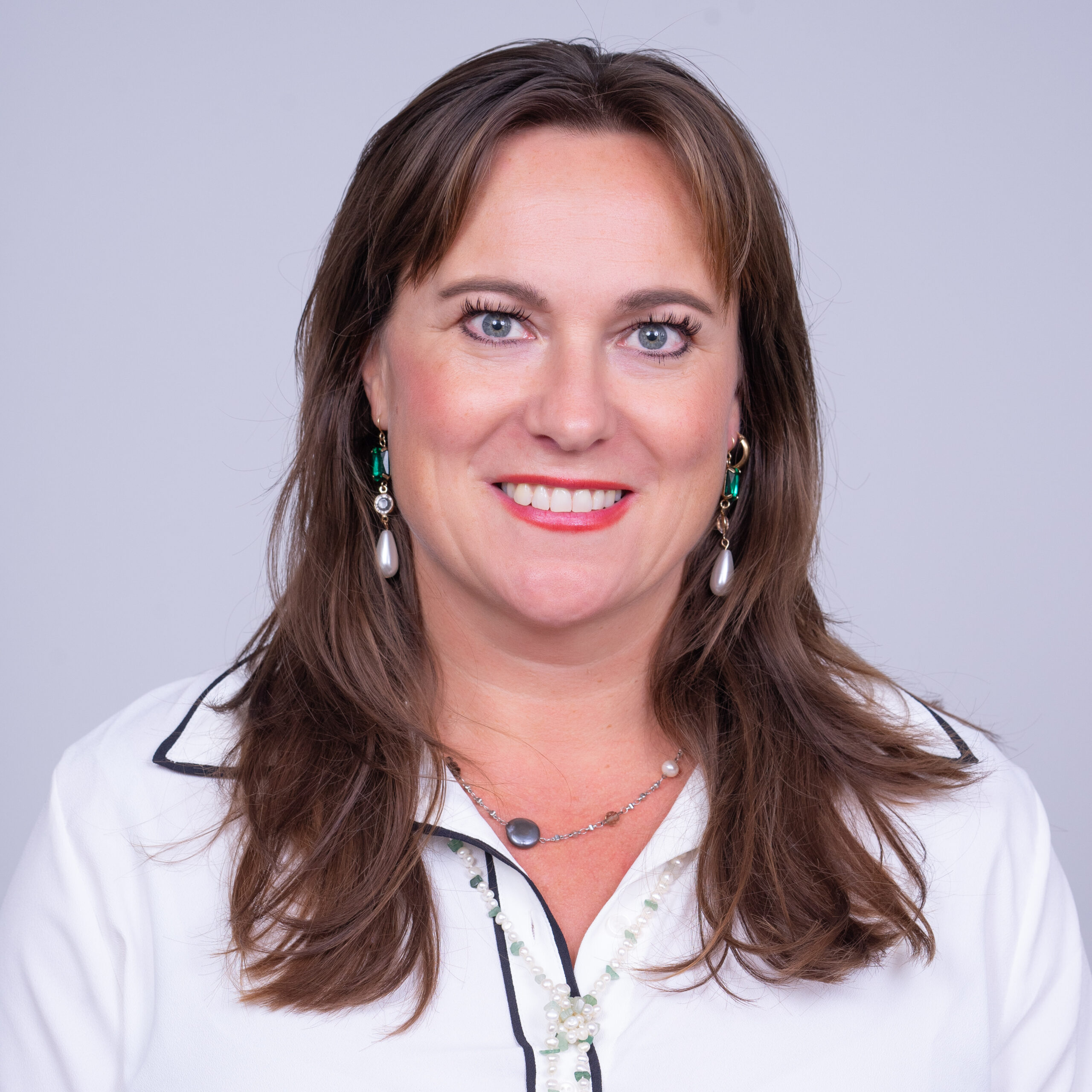 "Martina Ok står på scen och talar inför publik."