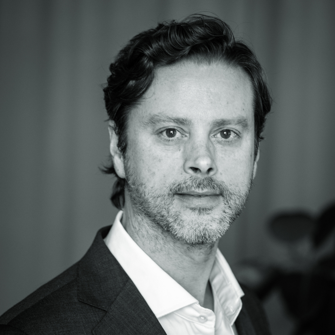 Porträtt av Andreas som ser rakt in i kameran med ett lugnt och neutralt uttryck.